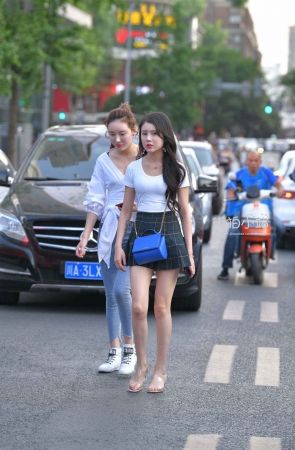 街拍漂亮的短裙小姐姐跟她的紧牛闺蜜