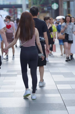 瑜伽裤小女友！