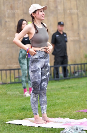 &甜美水墨瑜伽裤美女