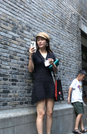 黑色连衣裙气质美女
