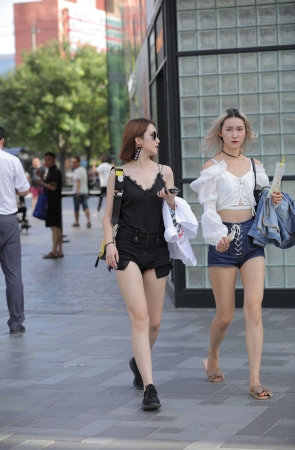 视觉冲击街拍作品 - 热裤闺蜜