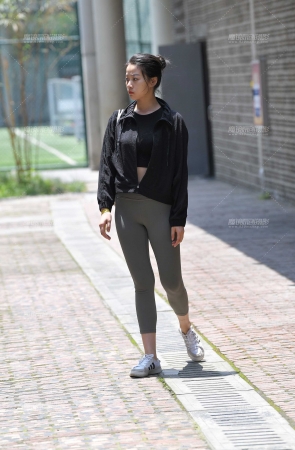 午休时间遇见的瑜伽裤美女