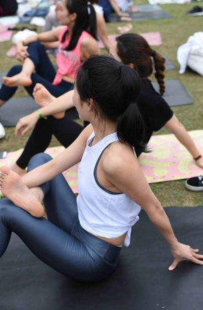 美女练习瑜伽
