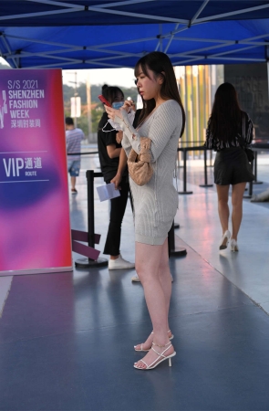 灰色紧身包臀裙