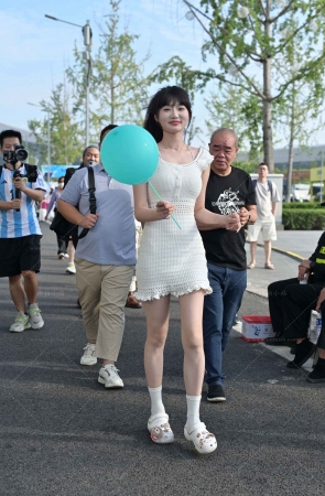 可爱白裙网红小妞