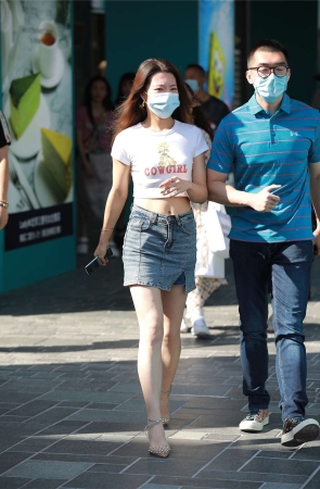 四九城嘎子街拍作品 - 白嫩美腿少妇