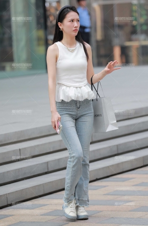 浅蓝牛仔裤美女