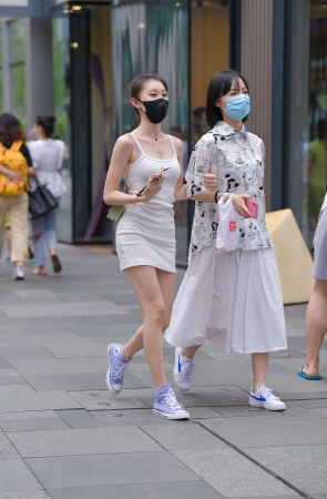 吊带包臀裙小姐姐