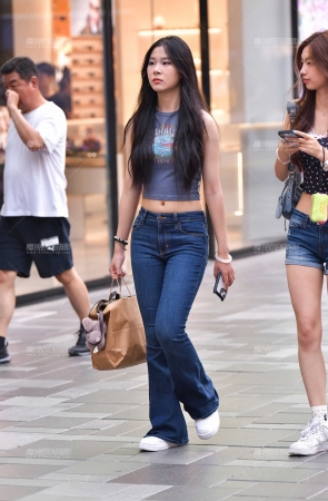 &漂亮深蓝牛仔裤美女