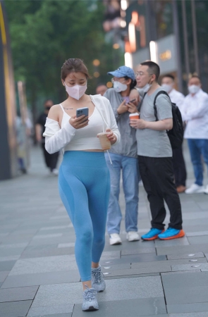 蓝色瑜伽裤美女