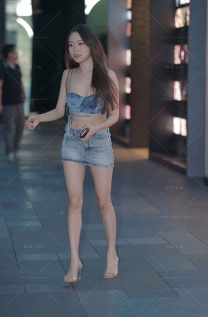 街拍美腿超短裙小姐姐