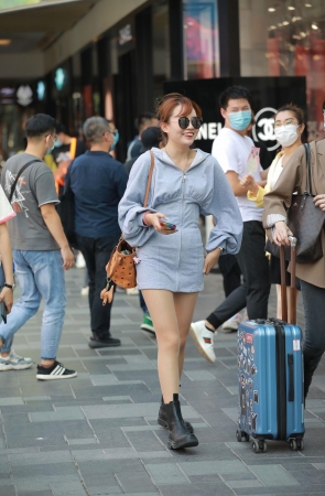 肉丝包屯裙美眉