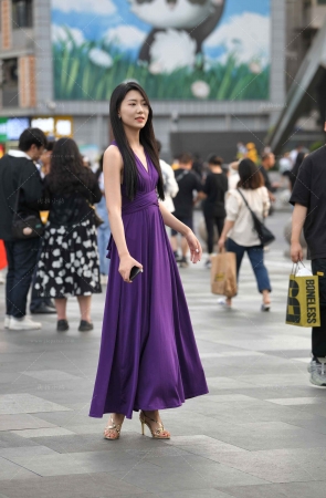 搭讪街拍超美的紫色长裙女神