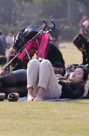 No707 长发披肩的靓妹，果然长着一双标准的长趾美人足