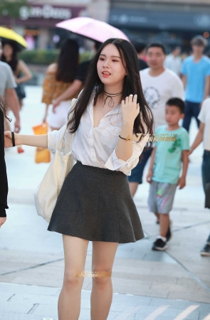 小摆裙，裸腿，丰韵美女