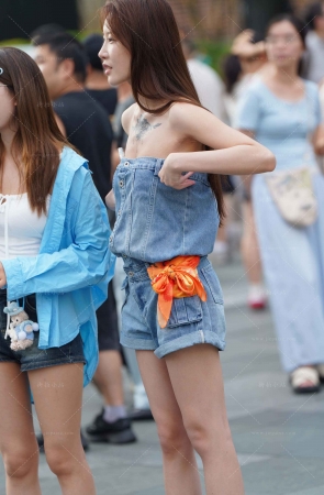 街拍抹胸牛仔裙气质美女