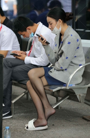 黑色丝小姐姐在看手机