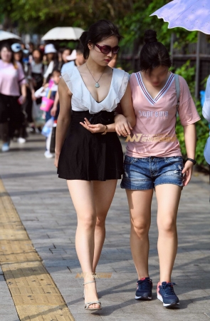 短裙美女事业线诱人