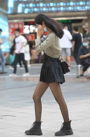黑丝街拍短裙妹子