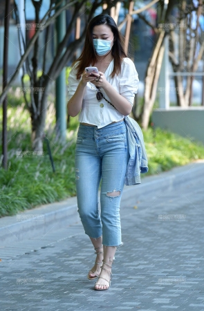 &高挑牛仔裤美女&