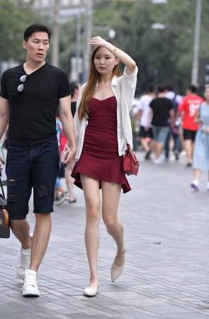 漂亮的长腿红裙美女