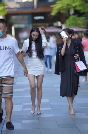 白色包臀裙美女