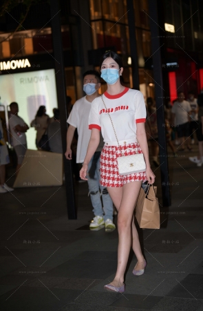 苗条长腿热裤平底鞋美眉