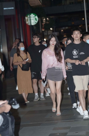夜拍白皙美腿小姐姐