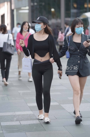 街拍紧身裤美眉