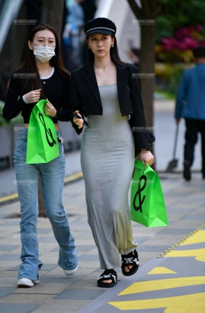 &漂亮棉质长裙美女