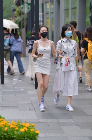 夏日包臀裙美眉