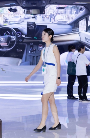 250425-3=42 25上海车展某展台的韵味礼仪前台们 7P