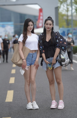 两位热裤美腿美眉