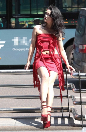 短裙街拍高跟少妇