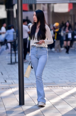 &高挑浅色牛仔裤美女