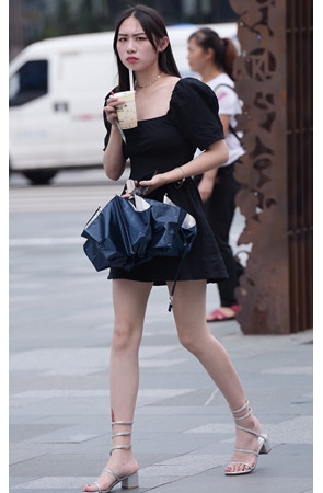 <strong>黑色连衣裙美女(20P)[370M/JPG]</strong>