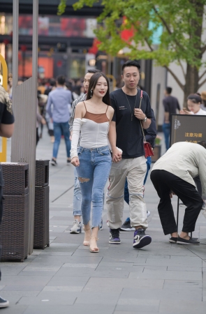 破洞紧牛女友