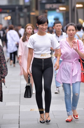 美臀**