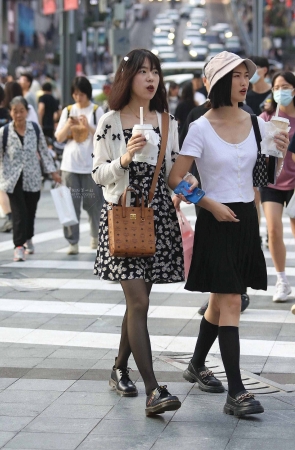 黑 丝短裙妹子