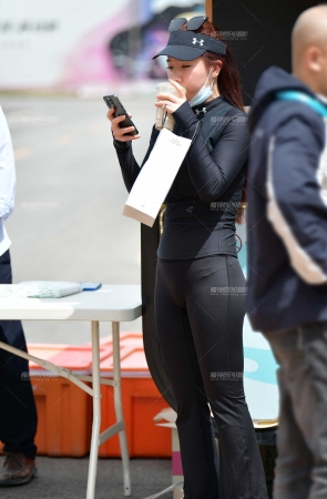 &奶茶紧身黑裤美女