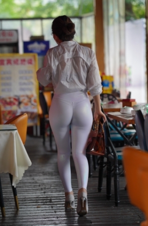 白裤女人