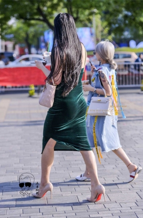 露背紧抱裙美女