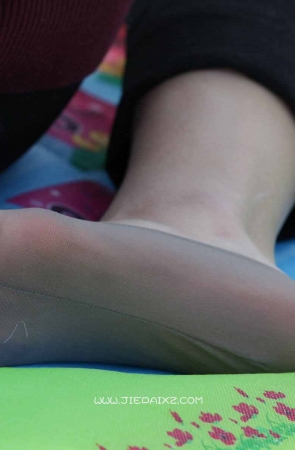 街拍漂亮少妇的灰丝船袜