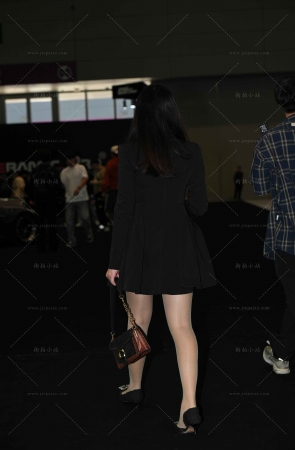 穿R丝的连衣裙美女