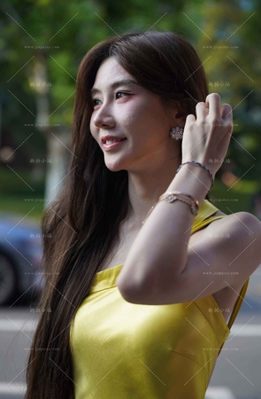 黄色长裙美女