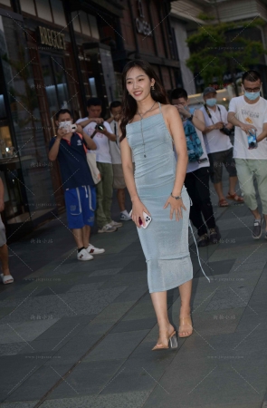 搭讪露背长裙美女