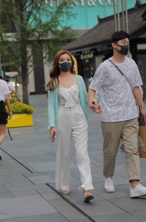 街拍宽松的白色长裤美女姐姐