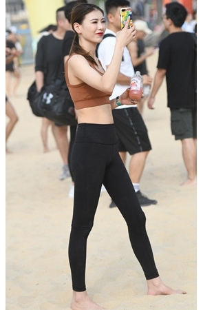 黑色紧身裤小姐姐(21P)[220M/JPG]