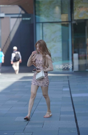 街拍紧身包臀裙小妞