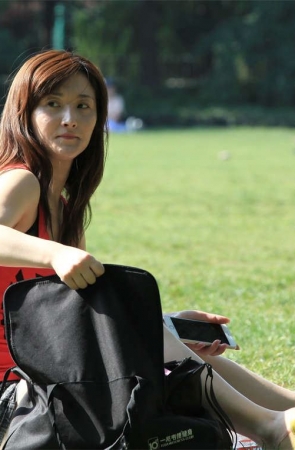 No672 长发女郎两次独坐草地，足型肉感但颜值不错